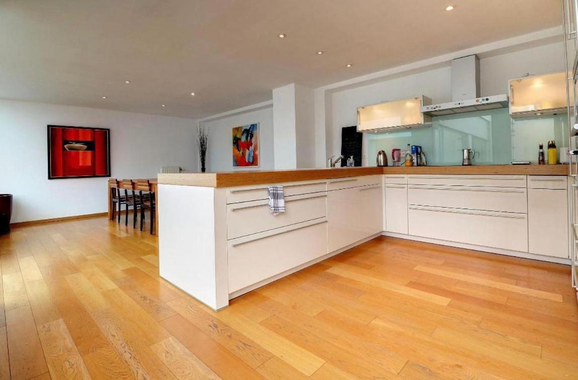Down Town Spacious Duplex With Private Parking & Game Room Bryssel Exteriör bild
