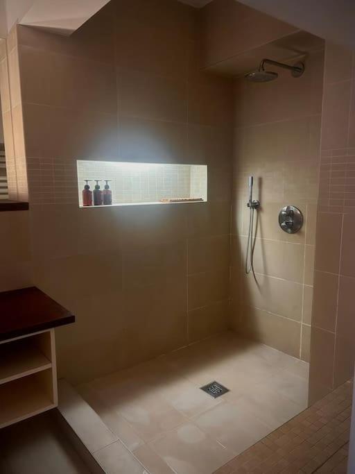 Down Town Spacious Duplex With Private Parking & Game Room Bryssel Exteriör bild